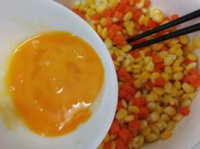 将胡萝卜，玉米混合好后，加鸡蛋液