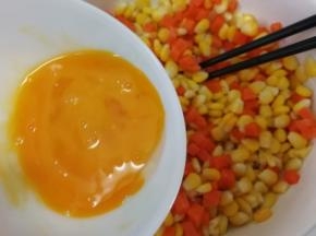 将胡萝卜，玉米混合好后，加鸡蛋液