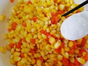 拌均匀后加入细砂糖