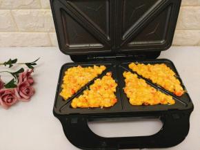 将拌好的玉米胡萝卜，放入模具中，盖上盖子，一面煎好