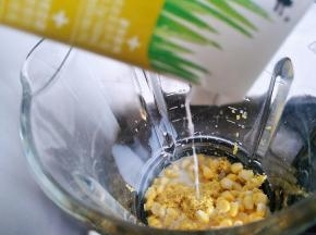 倒入两瓶纯牛奶