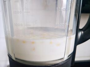 就这样。刚好800毫升，我跟杨先生两个人喝