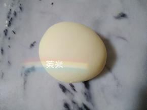 主材料拌匀，揉到光滑后，静置十分钟。