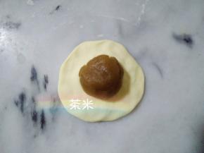 面团平均分成每个剂子40克，包入莲蓉馅。