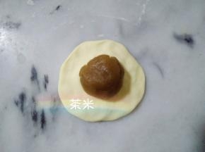 面团平均分成每个剂子40克，包入莲蓉馅。