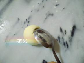 汤勺斜着压入