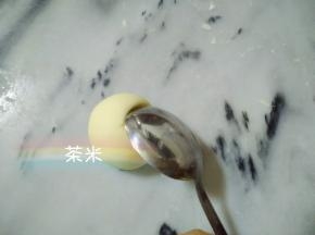 汤勺斜着压入