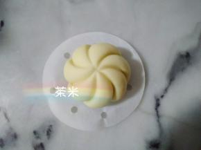 压7汤匙后，就是这样子的。也可以压得密集一些。随各个人喜欢。
夏天室温发酵半小时，冬天烤箱30度发酵半小时。蒸十分钟。