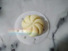 压7汤匙后，就是这样子的。也可以压得密集一些。随各个人喜欢。
夏天室温发酵半小时，冬天烤箱30度发酵半小时。蒸十分钟。