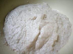 牛奶香蕉放入料理机中打碎，与面粉混合均匀。