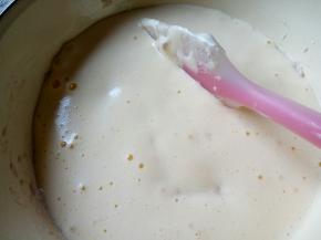 用电动打蛋器将全蛋打散，再与面粉拌匀。