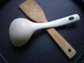 准备电饼挡。一个铲子，一个小勺。