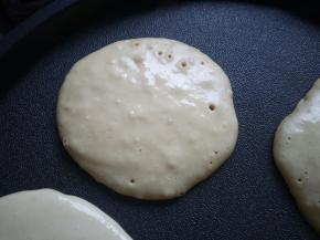 勺一勺面糊，垂直缓慢的倒入锅中，当面糊出现小泡。面糊快干的状态翻面，另一面煎半分钟即可。