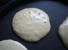 勺一勺面糊，垂直缓慢的倒入锅中，当面糊出现小泡。面糊快干的状态翻面，另一面煎半分钟即可。