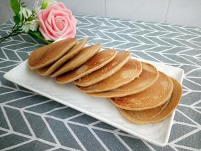 松软香甜的香蕉松饼。