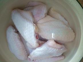 鸡翅用冷水浸泡一个小时，去除血水。