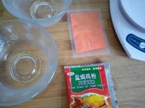 准备两个碗，各倒入1/3的温水。