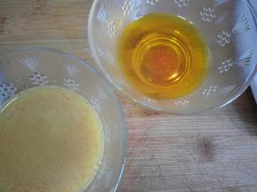 将盐焗鸡粉20克和黄栀子粉少量倒入温水中，搅拌均匀。