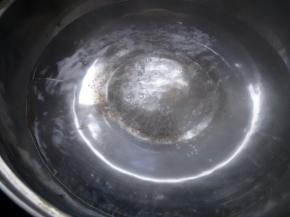 将不锈钢锅的1000毫升水烧开。