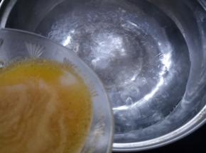 倒入调制好的盐焗鸡粉。