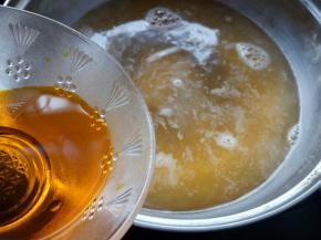 倒入调好的栀子粉，让汤汁上色。