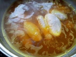 放入鸡翅中。