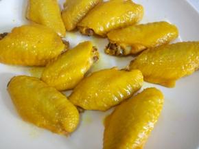 装在盘中待冷却，用风扇对着吹，吹五分钟，这是为了让它的外皮快速冷却，皮更脆。