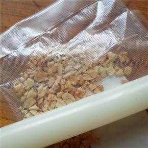 花生仁烤熟（炒熟）后放入保鲜袋内擀成花生碎