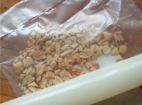 花生仁烤熟（炒熟）后放入保鲜袋内擀成花生碎