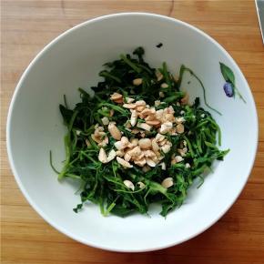 将花生碎放入容器内