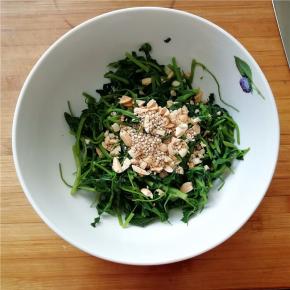 放入盐、花椒粉和芝麻