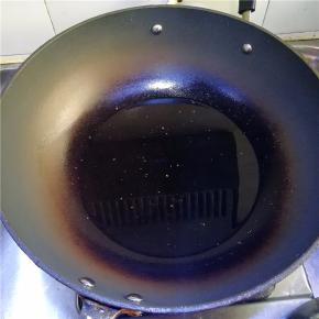 锅中放入少许油加热至稍稍冒烟后离火