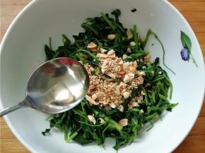 将热油淋到菜上