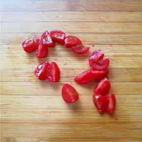 樱桃蕃茄洗净后一切为四