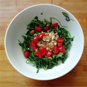 放入凉拌菜上拌匀即可