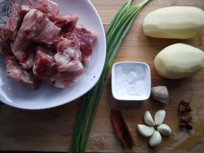 将所需食材洗净备用。