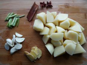 土豆切滚刀块，姜蒜切片，葱白切段。