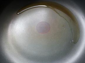 锅烧热后下油。