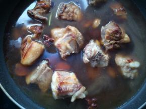 放入没过排骨的温水。