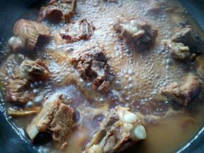 盖锅盖，小火焖煮30分钟。