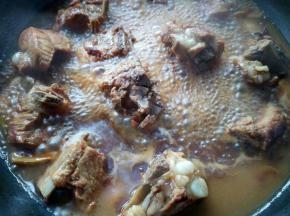 盖锅盖，小火焖煮30分钟。