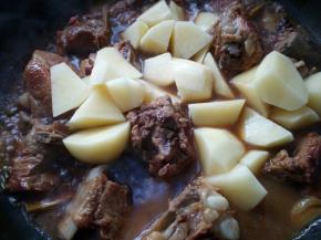 30分钟后开盖，放入土豆。