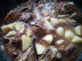 盖锅盖继续焖煮15分钟。