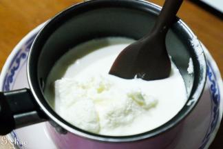 以上配方适用于6寸和8寸hellokitty蛋糕模具各一份的用量。
奶油奶酪加牛奶隔开水搅拌融化。