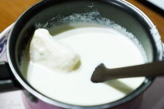 奶油奶酪加牛奶隔开水搅拌融化。