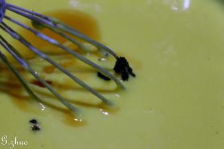 把搅拌好的奶酪糊倒入蛋黄中，搅拌均匀（不用隔热水喔）
过筛进低粉。拌匀至看不到干粉的状态备用。）再加入香草夹籽和朗姆酒。