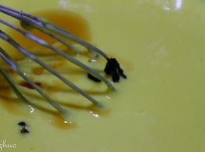 把搅拌好的奶酪糊倒入蛋黄中，搅拌均匀（不用隔热水喔）
过筛进低粉。拌匀至看不到干粉的状态备用。）再加入香草夹籽和朗姆酒。