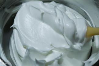 蛋清一次加入所有白砂糖，电动打蛋器打发至倒扣盆也不会掉下的状态