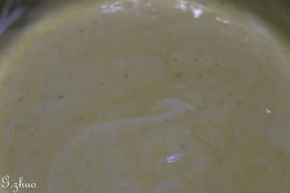 取三分之一勺，切拌入蛋黄奶酪糊中。