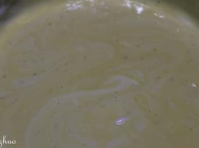 取三分之一勺，切拌入蛋黄奶酪糊中。